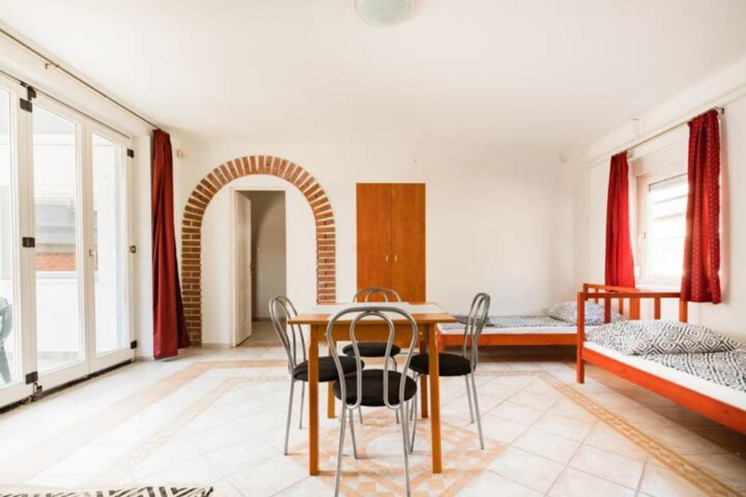 Апарт отель Azure House Кестхей Экстерьер фото